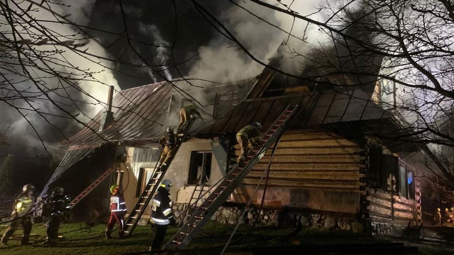 Pożar drewnianego domu w Zakopanem. Trzy osoby zostały ranne