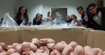 Na rekolekcjach w szczecińskim gimnazjum rozdawali repliki płodów w 3D