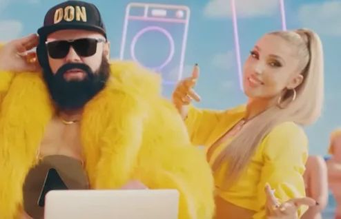 Media Expert zalewa Polskę prostymi reklamami z Cleo. "Przepalenie" budżetu czy geniusz marketingu?