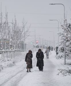 Bez przerwy sypie śnieg. Nie wszędzie dociera komunikacja, karetki mają kłopoty z dojazdem do pacjentów