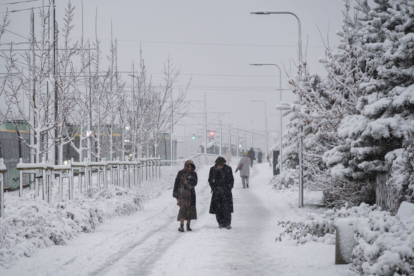 Bez przerwy sypie śnieg. Nie wszędzie dociera komunikacja, karetki mają kłopoty z dojazdem do pacjentów