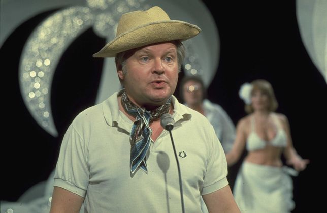 Benny Hill performing na planie ok. 1972 r.