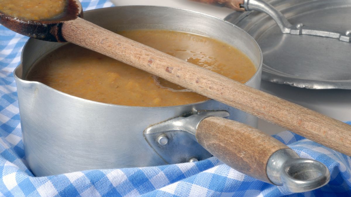 Drewniana łyżka na garnku.