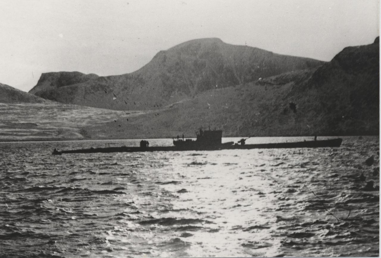 U-537 u wybrzeży Labradoru. Widoczna na pokładzie załoga rozładowuje stację meteorologiczną Kurt
