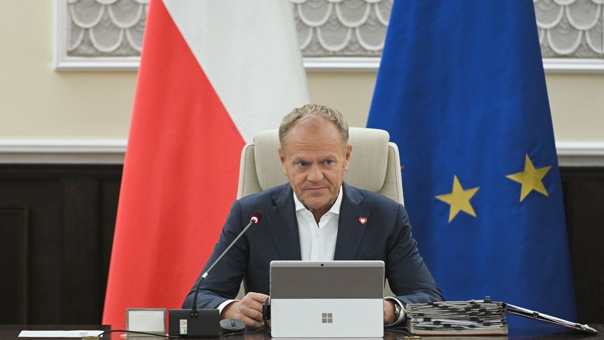Warszawa, 27.05.2025. Premier Donald Tusk przewodniczy posiedzeniu rządu w siedzibie KPRM w Warszawie, 27 bm. Ministrowie mają zająć się m.in. projektem uchwały ws. zatwierdzenia programu ochrony ludności i obrony cywilnej na lata 2025-2026, który pozwoli skierować środki na ten cel m.in. do samorządów. Program opracowany został na podstawie ustawy o ochronie ludności i obronie cywilnej, która weszła w życie na początku tego roku. (aldg) PAP/Marcin Obara
