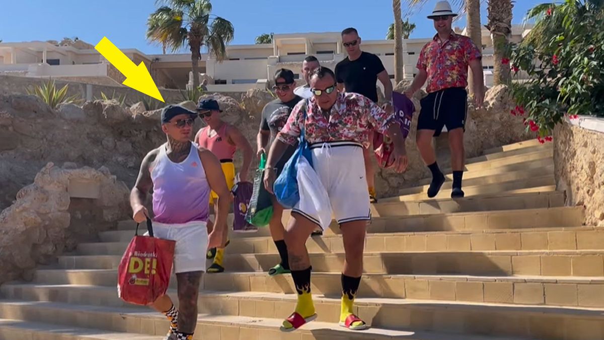 Na zdjęciu: Artur Szpilka ze znajomymi w Egipcie