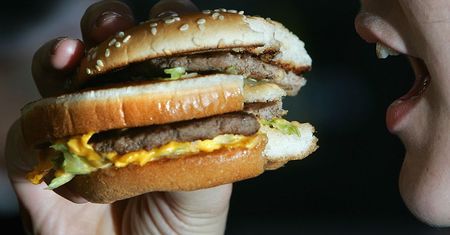 Zajrzał do wnętrza kanapki z McDonald's. Nie mógł uwierzyć. Oto zdjęcie