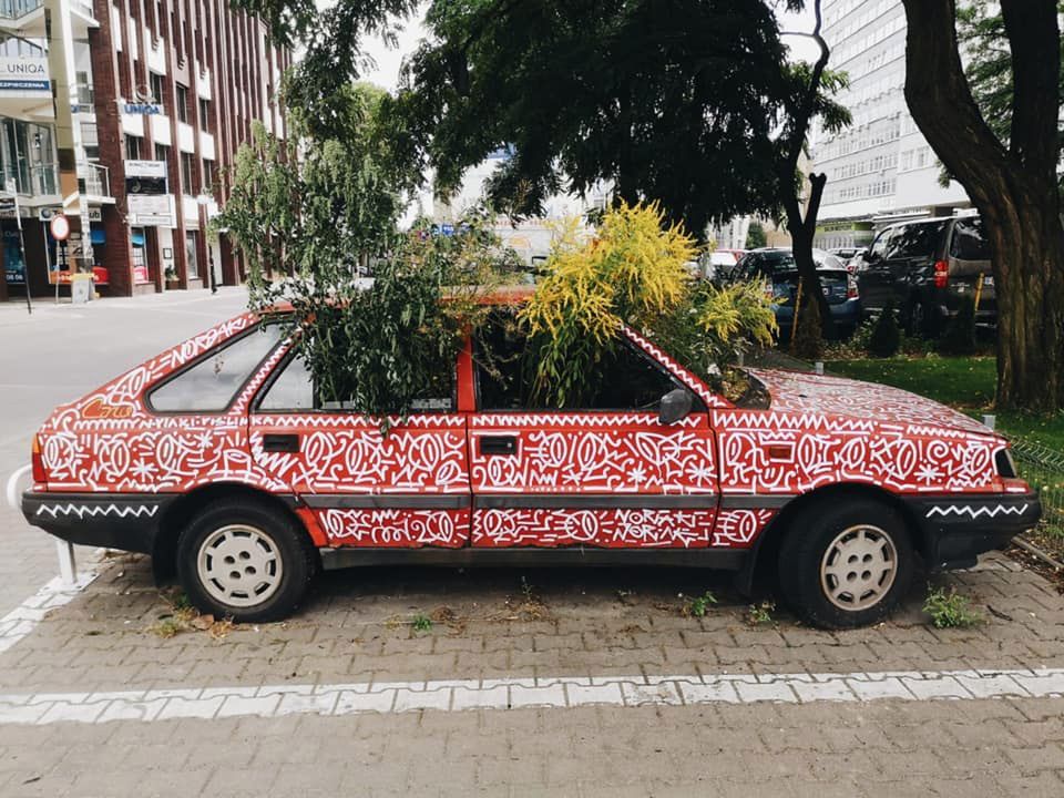 Mobilna doniczka. Opuszczony Polonez z Poznania przyozdobiony