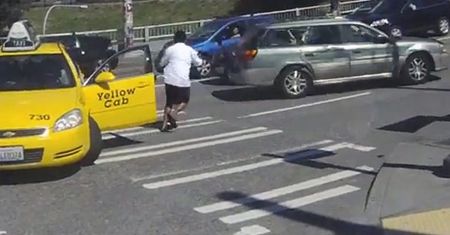 Subaru uderza w taksówkę i ucieka