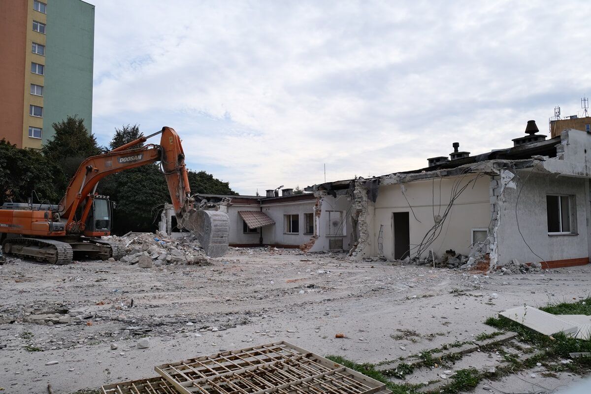 Prace rozbiórkowe starego budynku komisariatu przy ul. Walecznych