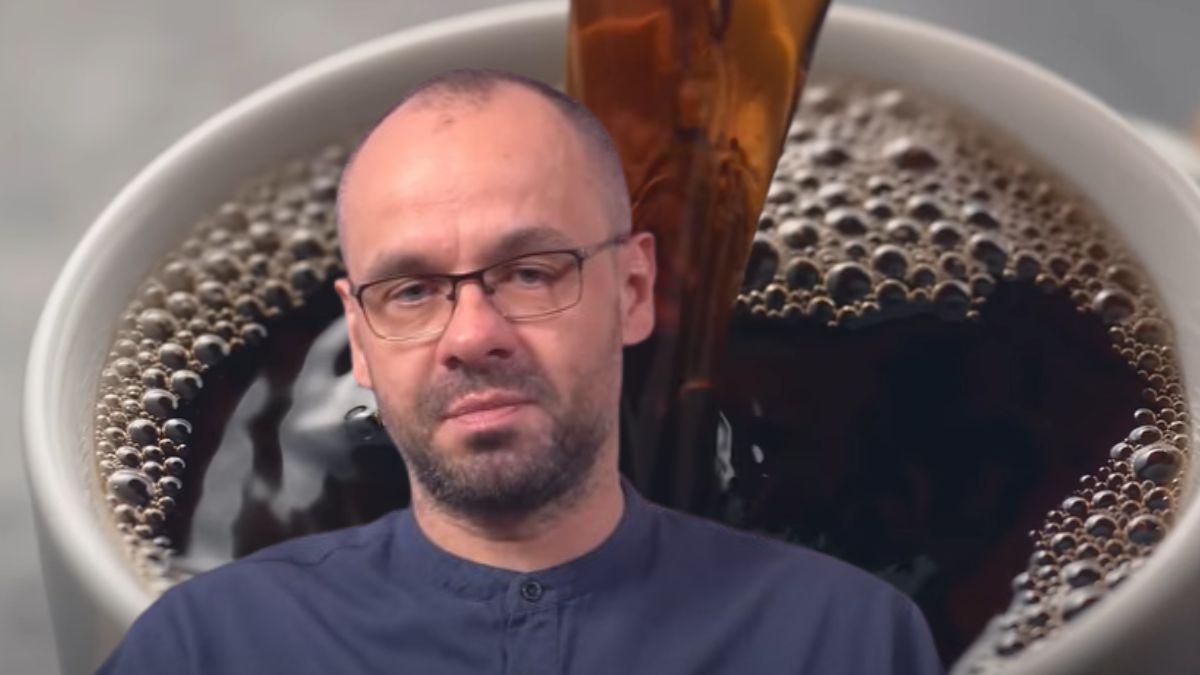 Zamiast śmietanki i cukru, lekarz sięga po inny dodatek do kawy.