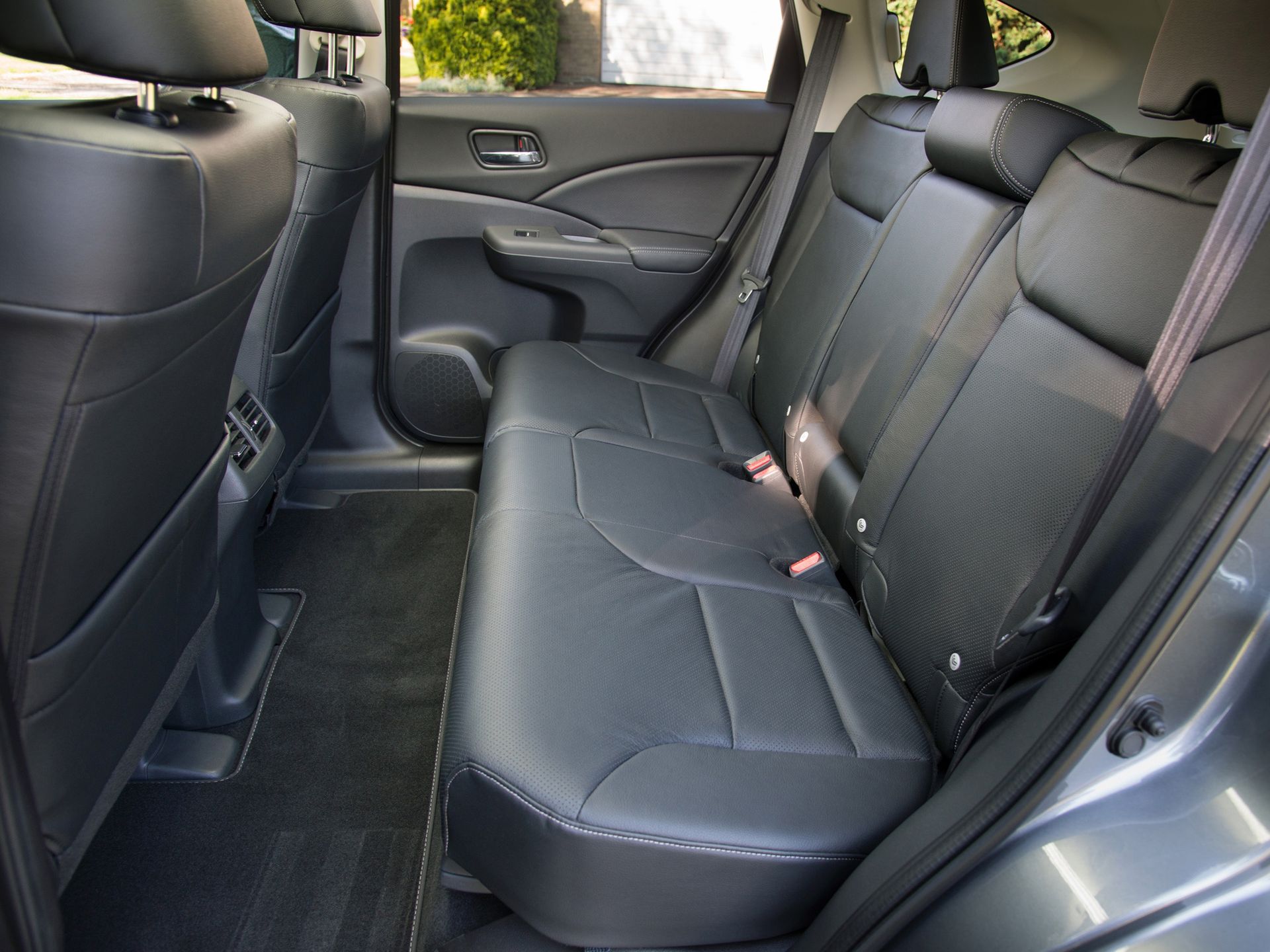 Honda CR-V - na zdjęciu widać pięć guzików wskazujących na zaczep isofix. Niestety możliwy jest montaż tylko dwóch  fotelików równocześnie.  