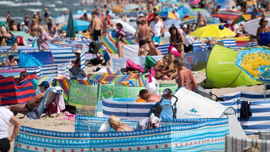 Plaża we Władysławowie pełna turystów w sezonie