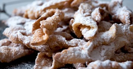 Znalazłem przepis w zeszycie babci. Tak kruchych i chrupiących faworków nie ma w żadnej kawiarni