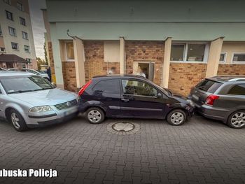 Nowa Sól: Pijana kobieta w passacie wjechała w zaparkowane auta. Potem próbowała pójść do domu