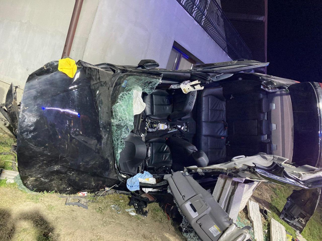 Auto z nastolatkami roztrzaskało się na ogrodzeniu. Dramatyczny wypadek pod Pajęcznem