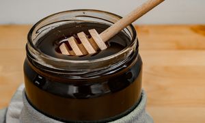 Widzisz białą pianę na miodzie? Sprawdź, czy nadaje się do spożycia