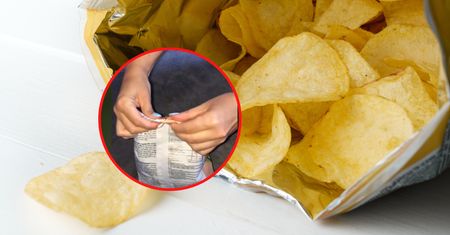 Jak sprytnie zamknąć paczkę chipsów? Dzięki temu prostemu trikowi pozostaną chrupiące