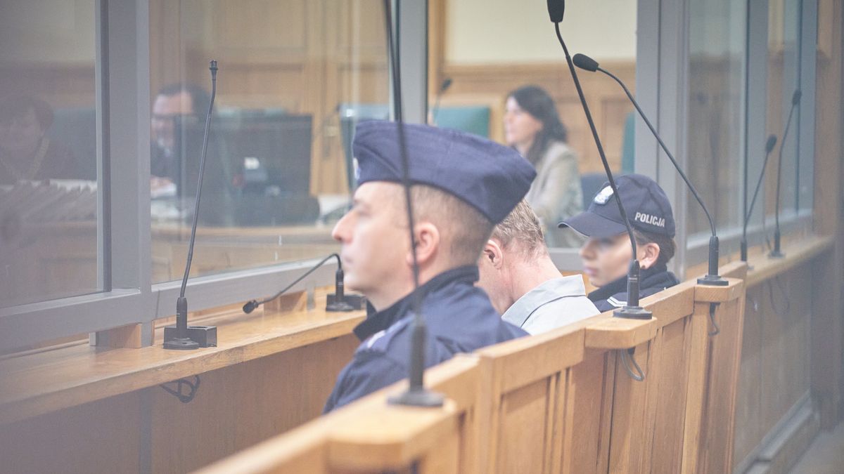 Były policjant na ławie oskarżonych w otoczeniu dwojga funkcjonariuszy