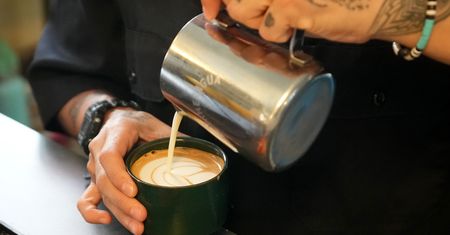 Może spowalniać starzenie. Napój z tą substancją zna każdy