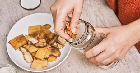 Już nie wyrzucam skórek po bananach. Robię z nich przekąskę, która smakuje jak bekon