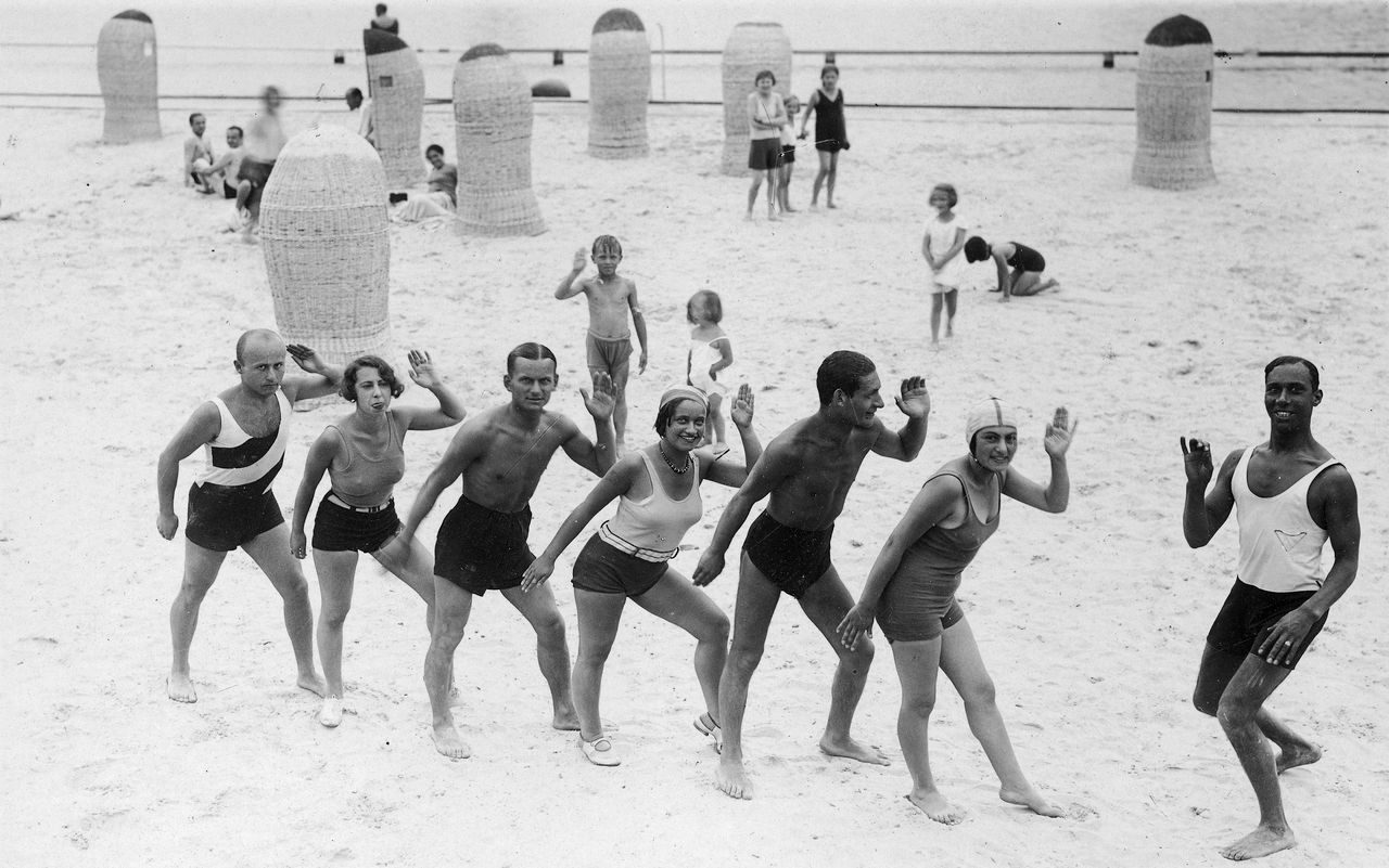 Truskawiec. Kuracjusze podczas lekcji tańca na plaży prowadzonej przez czarnoskorego Sama z zespołu Kataszka.