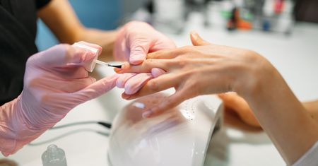 Do salonów kosmetycznych wraca trend sprzed lat. Będzie rządził w letnim sezonie