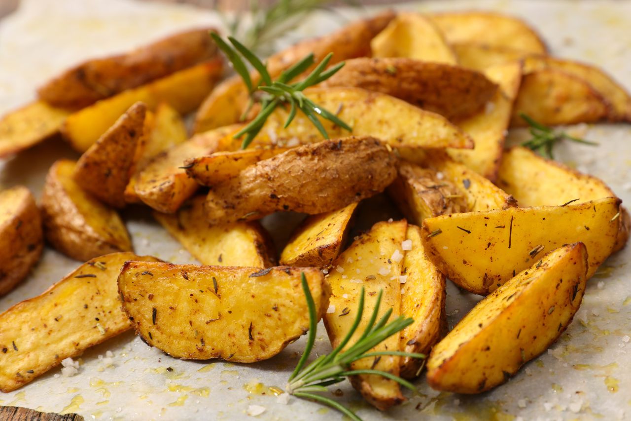 Takie ziemniaczki piekła moja babcia. Aromatyczne z chrupiącą skórką i aksamitnym środkiem