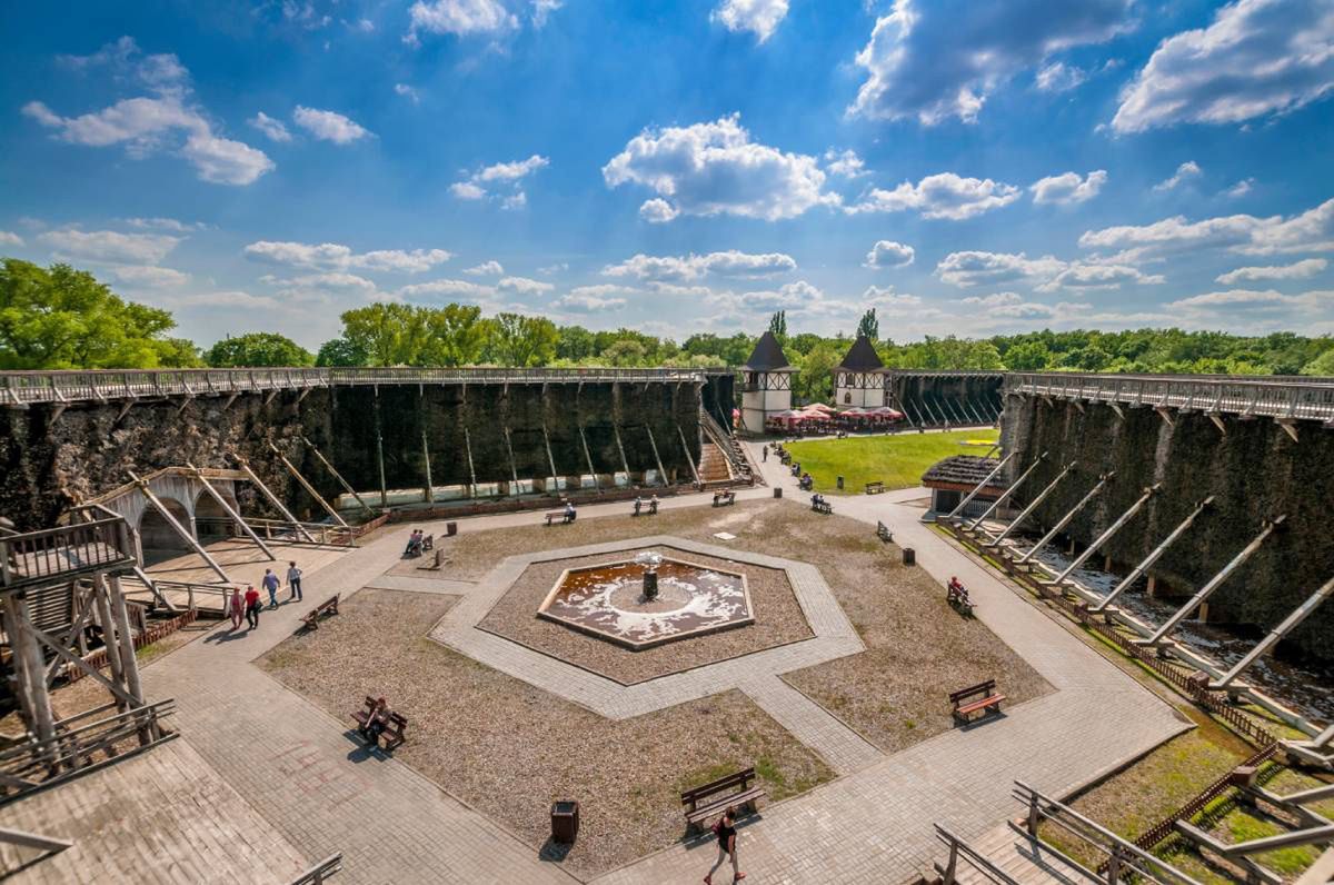 Inowrocław: Jesień w Parku Solankowym. Na spacerze można spotkać wiewiórki