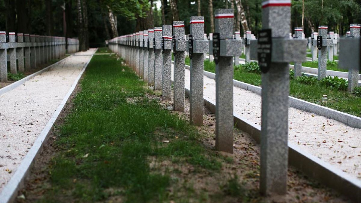 Przepychanki podczas pochówku generała na Powązkach 