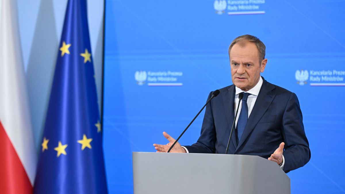 Warszawa, 05.03.2024. Premier Donald Tusk podczas konferencji prasowej po posiedzeniu rządu w siedzibie KPRM w Warszawie, 5 bm. Premier poinformował, że rząd przyjął projekt ustawy wydłużającej wakacje kredytowe do końca 2024 r. (sko) PAP/Radek Pietruszka