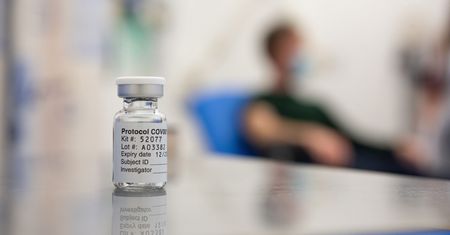 Nowa szczepionka na COVID-19. Tania i skuteczna. Można ją przechować z lodówce