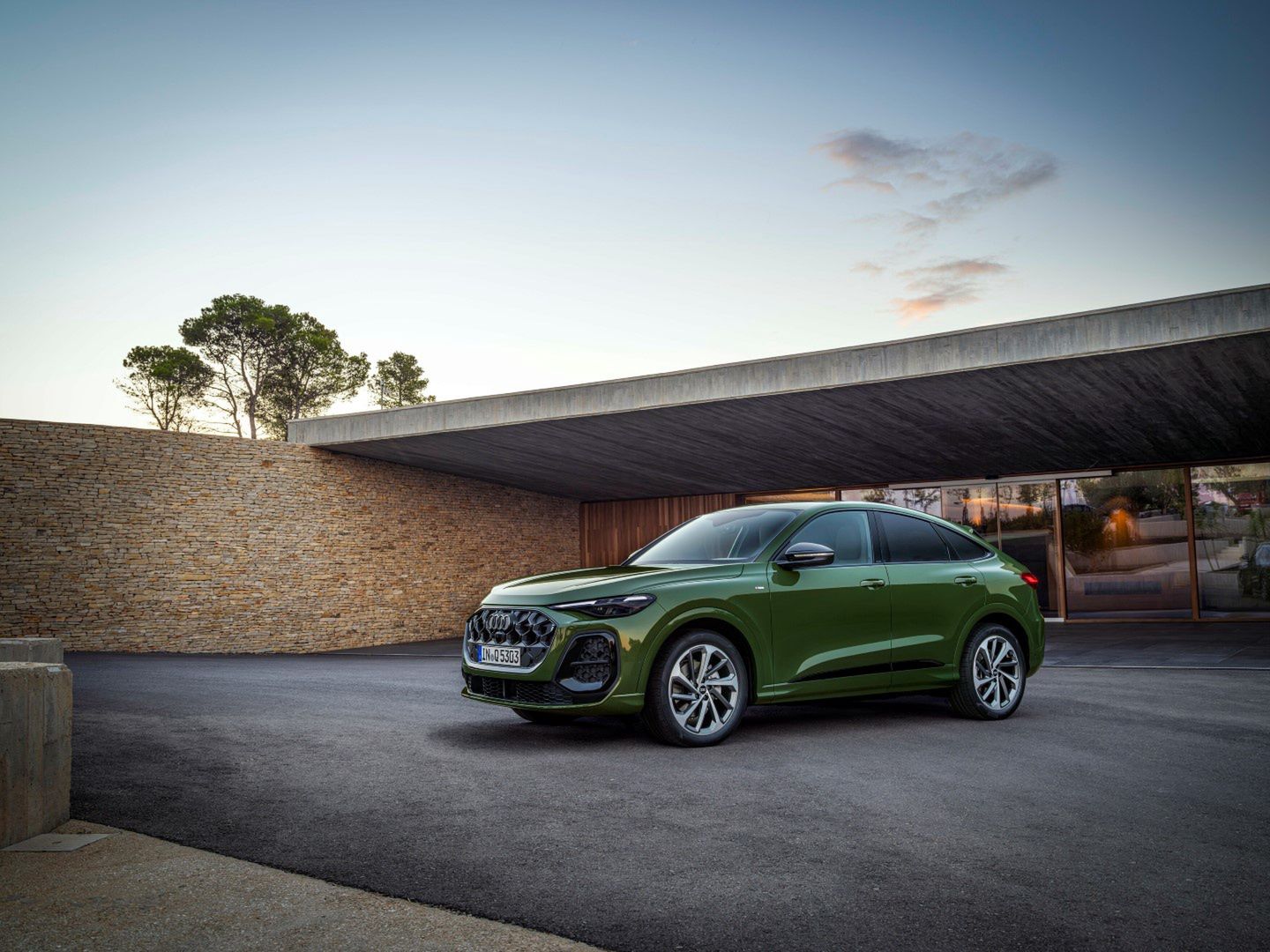 Static photo,
Colour: District green metallic