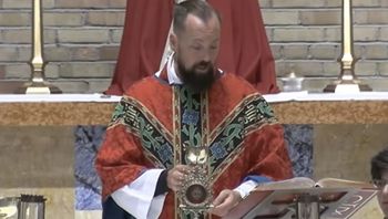 Ksiądz nagle rozpłakał się podczas Mszy. "Nie byłem w stanie podnieść kielicha"