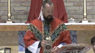 Ksiądz nagle rozpłakał się podczas Mszy. "Nie byłem w stanie podnieść kielicha"
