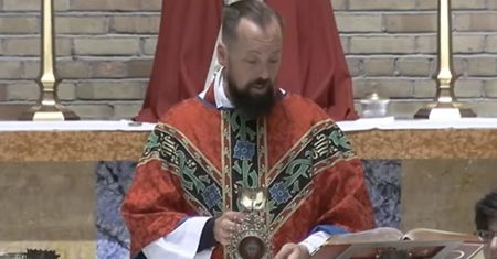 Ksiądz nagle rozpłakał się podczas Mszy. "Nie byłem w stanie podnieść kielicha"