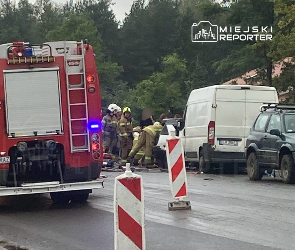 Zawiszyn: Śmiertelny wypadek na DK50. Starsze małżeństwo wjechało czterokołowcem pod busa