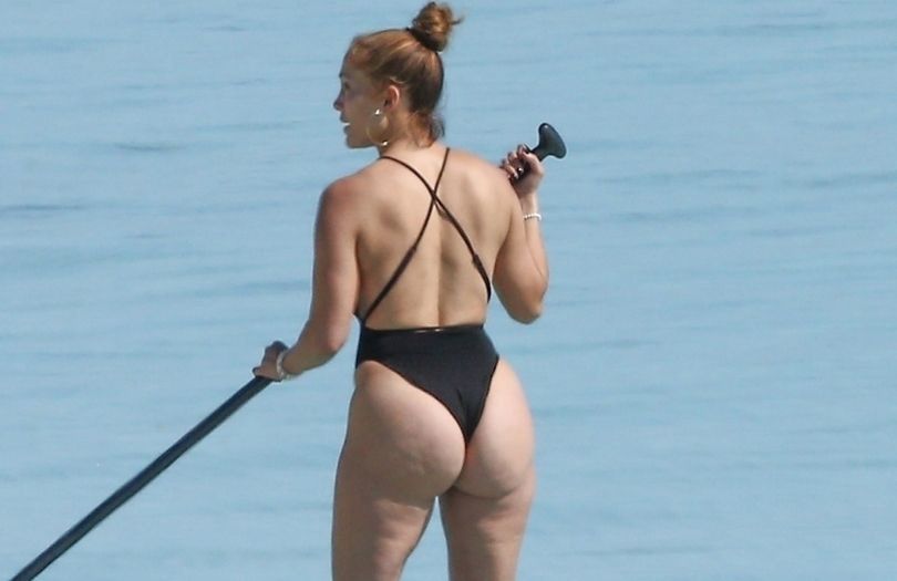 Jennifer Lopez szaleje na desce i tuli się do drewnianej belki podczas wakacji na wyspach Turks i Caicos