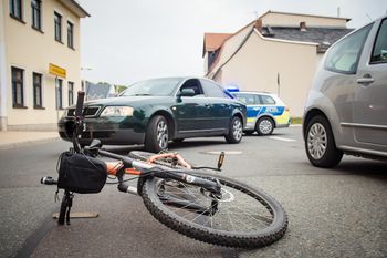 Wypadek z udziałem rowerzysty i motocyklisty. Jedna osoba trafiła do szpitala