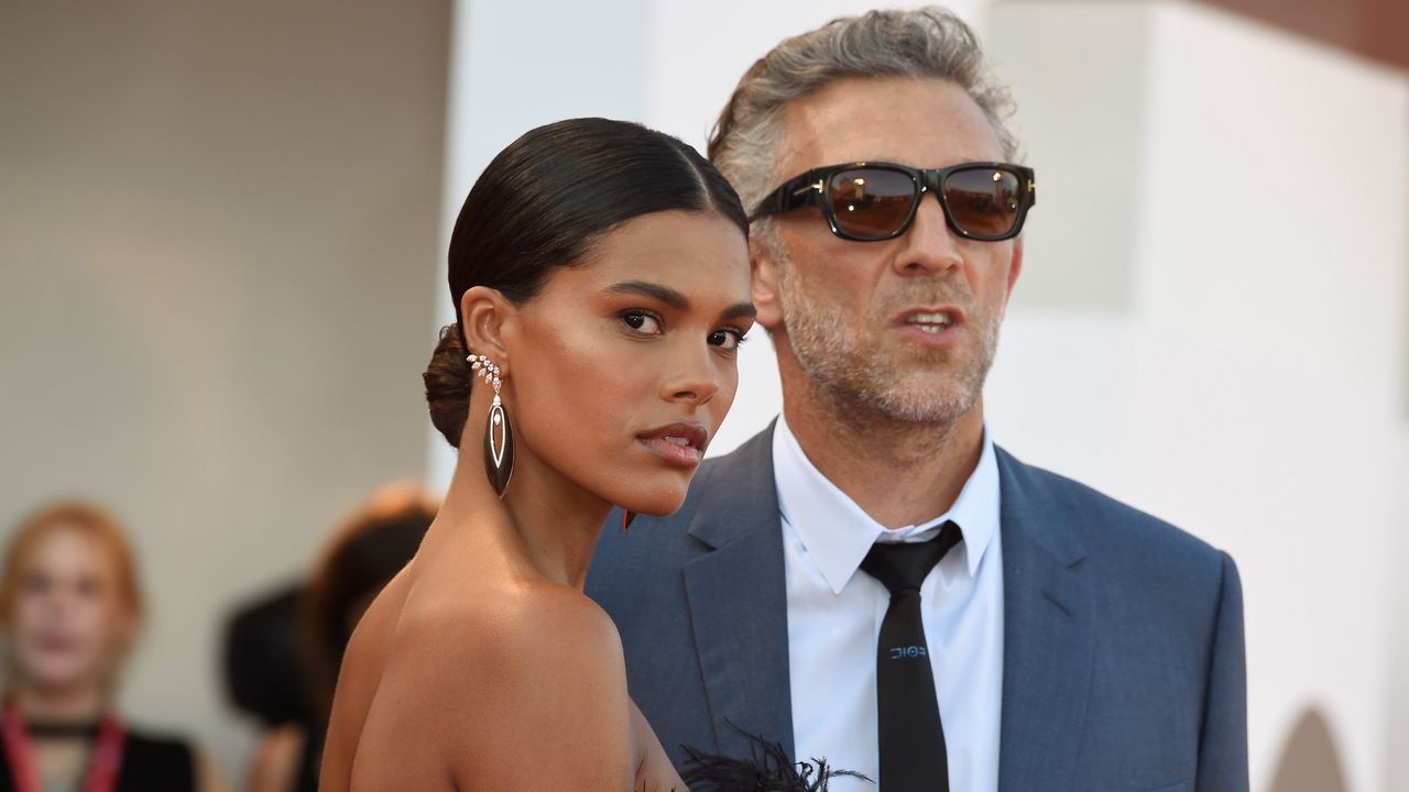 Vincent Cassel z żoną na plaży. Trudno oderwać od niej wzrok