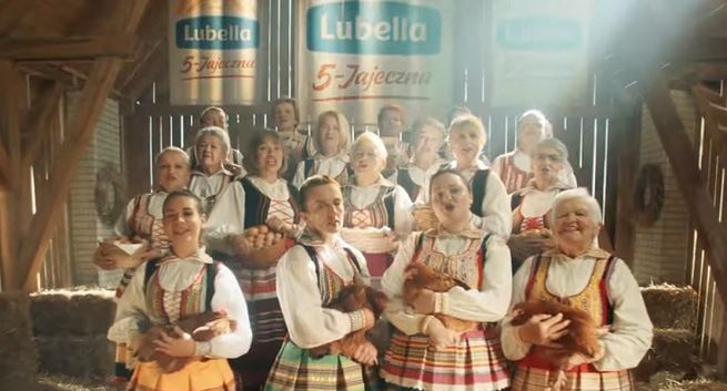 Ludowy zespół śpiewa hit Piaska w reklamie makaronu Lubella