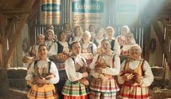 Ludowy zespół śpiewa hit Piaska w reklamie makaronu Lubella