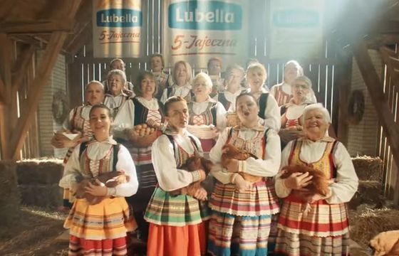 Ludowy zespół śpiewa hit Piaska w reklamie makaronu Lubella