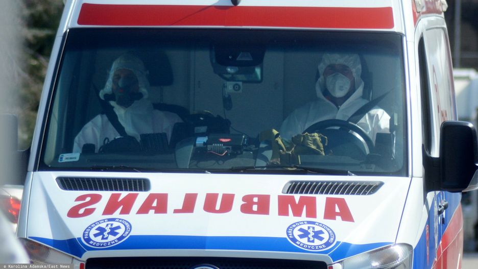 Czwarta fala koronawirusa w Polsce. Szpitale zapełnione, wróciły kolejki karetek na podjazdach