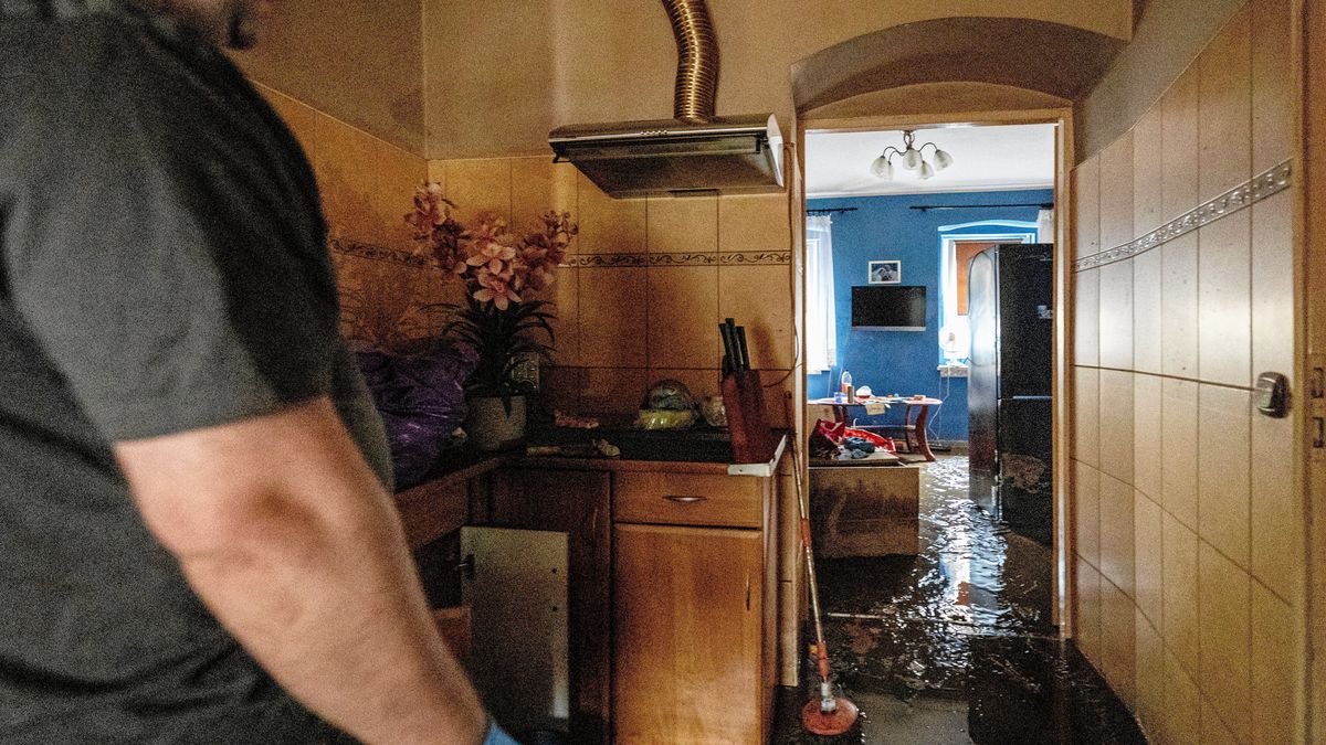 Pow�dz w Polsce
16.09.2024. Glucholazy . Zniszczone miasto po przejsciu fali powodziowej - wielkie sprzatanie .
Fot. Grzegorz Celejewski / Agencja Wyborcza.pl
Fot. Grzegorz Celejewski / Agencja Wyborcza.pl
deszcz, rzeki, podtopienia, zalane ulice, /FR/