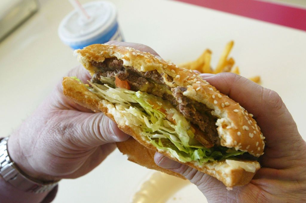 Chemikalia we wszystkich fast foodach. Naukowcy twierdzą, że zaburzają hormony