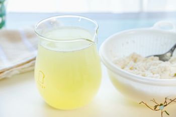 Wielu wylewa do zlewu, a szkoda. To babciny sposób na podkręcenie smaku zupy