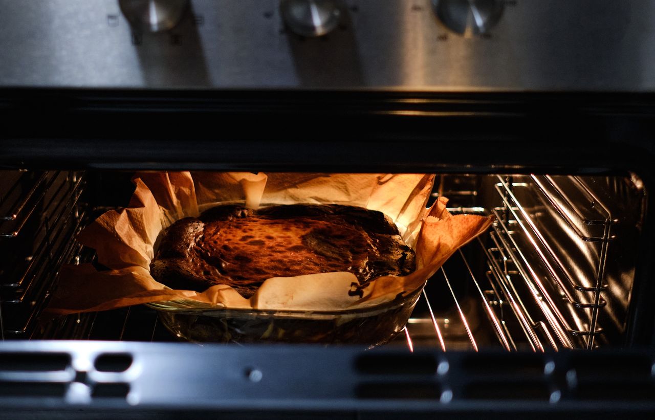 Przypalony sernik, wysuszone mięso? Przyczyną może być zła obsługa piekarnika