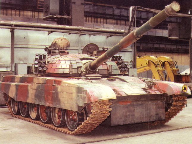 Czołg PT-91 Twardy - na wieży i kadłubie dobrze widoczne kostki pancerza reaktywnego ERAWA