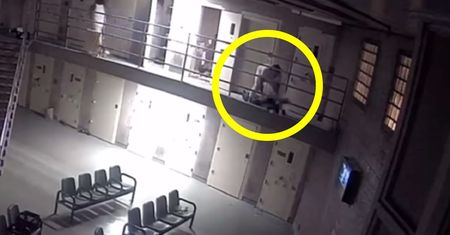 USA. Tragiczne nagranie z więzienia. Więzień zaatakował strażników